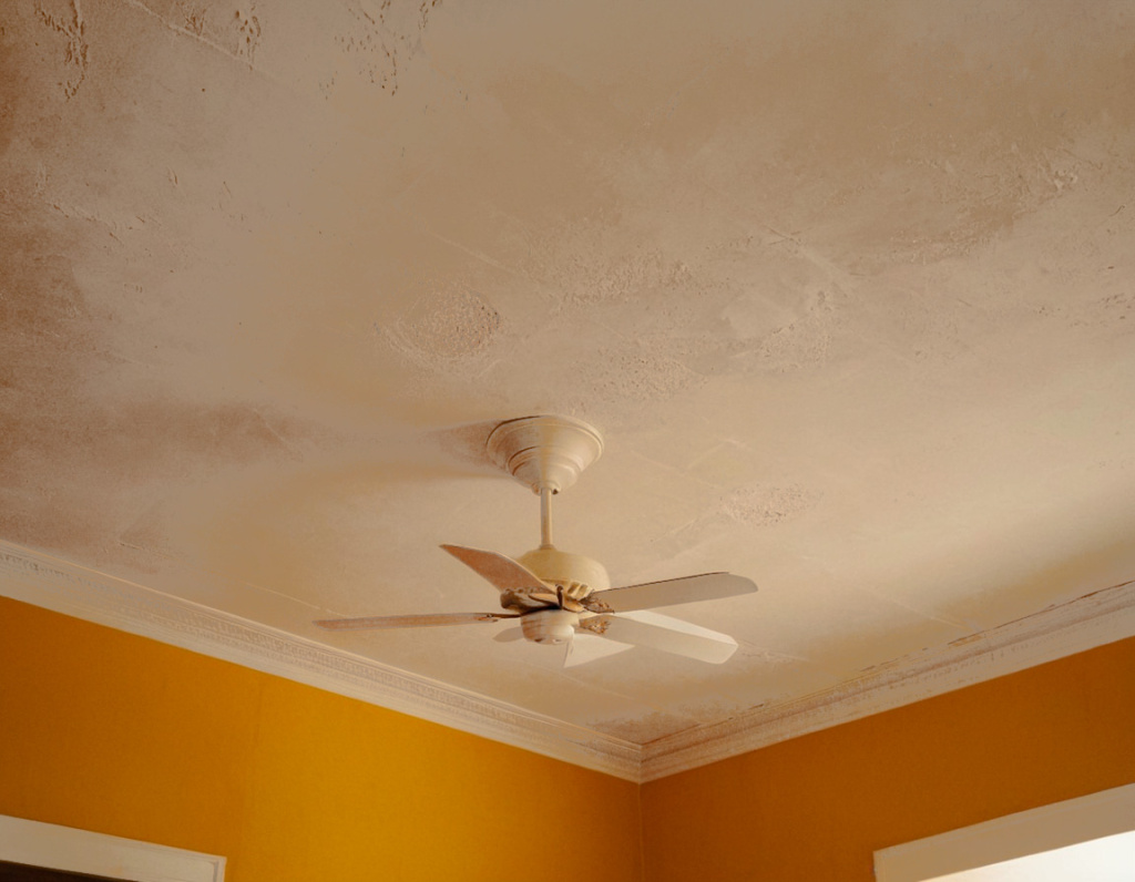 Процедура оштукатуривания потолка